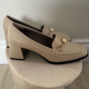 NWOT ROBERTO FESTA Italian Tan Leather Loafers with Gold Pearl Detail (36.5)